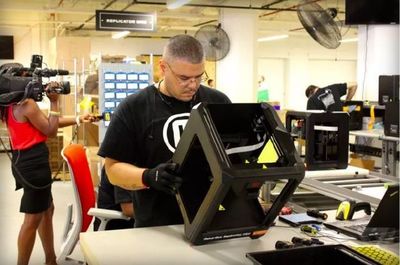 MakerBot宣布停止自己生产3D打印机,这年头外包才是王道啊!_手机新浪网